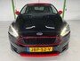 Ford Focus 1.5 ST-Line Red Edition / Stoelverwarming / Stuurverwarming / Bluetooth / 18 inch / Boekjes en historie aanwezig.