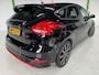 Ford Focus 1.5 ST-Line Red Edition / Stoelverwarming / Stuurverwarming / Bluetooth / 18 inch / Boekjes en historie aanwezig.
