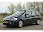 BMW 2-Serie Active Tourer 218i High Executive AUT | / | Schuif-/Kanteldak/Leder/Stoelverwarming/NAV/Cruise - Keurig!
