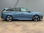 Peugeot e-308 SW GT 58 kWh Warmtepomp | Stoel massage | Adaptive Cruise | Stoel en stuurverwarming | 360° camera | Elektrische achterklep || Achteruitrij assistent | Achteruitrijcamera | Apple Carplay/Android Auto|telefoonintegratie premium
