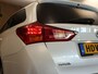 Toyota Auris Touring Sports 1.8 Hybrid Executive - PARKEERSENSOREN VOOR/ ACHTER - CAMERA - VOORSTOELEN VERWARMD - PARKEERASSISTENT - 17 INCH LICHT METALEN VELGEN - PANORAMADAK - NAVIGATIE - PARELMOER LAK - ONDERHOUDSHISTORIE AANWEZIG - ARMSTEUN VOOR
