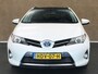 Toyota Auris Touring Sports 1.8 Hybrid Executive - PARKEERSENSOREN VOOR/ ACHTER - CAMERA - VOORSTOELEN VERWARMD - PARKEERASSISTENT - 17 INCH LICHT METALEN VELGEN - PANORAMADAK - NAVIGATIE - PARELMOER LAK - ONDERHOUDSHISTORIE AANWEZIG - ARMSTEUN VOOR