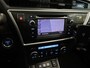 Toyota Auris Touring Sports 1.8 Hybrid Executive - PARKEERSENSOREN VOOR/ ACHTER - CAMERA - VOORSTOELEN VERWARMD - PARKEERASSISTENT - 17 INCH LICHT METALEN VELGEN - PANORAMADAK - NAVIGATIE - PARELMOER LAK - ONDERHOUDSHISTORIE AANWEZIG - ARMSTEUN VOOR
