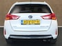 Toyota Auris Touring Sports 1.8 Hybrid Executive - PARKEERSENSOREN VOOR/ ACHTER - CAMERA - VOORSTOELEN VERWARMD - PARKEERASSISTENT - 17 INCH LICHT METALEN VELGEN - PANORAMADAK - NAVIGATIE - PARELMOER LAK - ONDERHOUDSHISTORIE AANWEZIG - ARMSTEUN VOOR