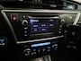 Toyota Auris Touring Sports 1.8 Hybrid Executive - PARKEERSENSOREN VOOR/ ACHTER - CAMERA - VOORSTOELEN VERWARMD - PARKEERASSISTENT - 17 INCH LICHT METALEN VELGEN - PANORAMADAK - NAVIGATIE - PARELMOER LAK - ONDERHOUDSHISTORIE AANWEZIG - ARMSTEUN VOOR