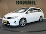 Toyota Auris Touring Sports 1.8 Hybrid Executive - PARKEERSENSOREN VOOR/ ACHTER - CAMERA - VOORSTOELEN VERWARMD - PARKEERASSISTENT - 17 INCH LICHT METALEN VELGEN - PANORAMADAK - NAVIGATIE - PARELMOER LAK - ONDERHOUDSHISTORIE AANWEZIG - ARMSTEUN VOOR