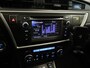 Toyota Auris Touring Sports 1.8 Hybrid Executive - PARKEERSENSOREN VOOR/ ACHTER - CAMERA - VOORSTOELEN VERWARMD - PARKEERASSISTENT - 17 INCH LICHT METALEN VELGEN - PANORAMADAK - NAVIGATIE - PARELMOER LAK - ONDERHOUDSHISTORIE AANWEZIG - ARMSTEUN VOOR