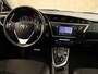 Toyota Auris Touring Sports 1.8 Hybrid Executive - PARKEERSENSOREN VOOR/ ACHTER - CAMERA - VOORSTOELEN VERWARMD - PARKEERASSISTENT - 17 INCH LICHT METALEN VELGEN - PANORAMADAK - NAVIGATIE - PARELMOER LAK - ONDERHOUDSHISTORIE AANWEZIG - ARMSTEUN VOOR