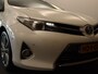 Toyota Auris Touring Sports 1.8 Hybrid Executive - PARKEERSENSOREN VOOR/ ACHTER - CAMERA - VOORSTOELEN VERWARMD - PARKEERASSISTENT - 17 INCH LICHT METALEN VELGEN - PANORAMADAK - NAVIGATIE - PARELMOER LAK - ONDERHOUDSHISTORIE AANWEZIG - ARMSTEUN VOOR