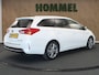 Toyota Auris Touring Sports 1.8 Hybrid Executive - PARKEERSENSOREN VOOR/ ACHTER - CAMERA - VOORSTOELEN VERWARMD - PARKEERASSISTENT - 17 INCH LICHT METALEN VELGEN - PANORAMADAK - NAVIGATIE - PARELMOER LAK - ONDERHOUDSHISTORIE AANWEZIG - ARMSTEUN VOOR