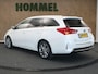 Toyota Auris Touring Sports 1.8 Hybrid Executive - PARKEERSENSOREN VOOR/ ACHTER - CAMERA - VOORSTOELEN VERWARMD - PARKEERASSISTENT - 17 INCH LICHT METALEN VELGEN - PANORAMADAK - NAVIGATIE - PARELMOER LAK - ONDERHOUDSHISTORIE AANWEZIG - ARMSTEUN VOOR