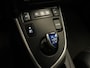 Toyota Auris Touring Sports 1.8 Hybrid Executive - PARKEERSENSOREN VOOR/ ACHTER - CAMERA - VOORSTOELEN VERWARMD - PARKEERASSISTENT - 17 INCH LICHT METALEN VELGEN - PANORAMADAK - NAVIGATIE - PARELMOER LAK - ONDERHOUDSHISTORIE AANWEZIG - ARMSTEUN VOOR