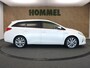 Toyota Auris Touring Sports 1.8 Hybrid Executive - PARKEERSENSOREN VOOR/ ACHTER - CAMERA - VOORSTOELEN VERWARMD - PARKEERASSISTENT - 17 INCH LICHT METALEN VELGEN - PANORAMADAK - NAVIGATIE - PARELMOER LAK - ONDERHOUDSHISTORIE AANWEZIG - ARMSTEUN VOOR