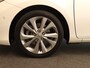 Toyota Auris Touring Sports 1.8 Hybrid Executive - PARKEERSENSOREN VOOR/ ACHTER - CAMERA - VOORSTOELEN VERWARMD - PARKEERASSISTENT - 17 INCH LICHT METALEN VELGEN - PANORAMADAK - NAVIGATIE - PARELMOER LAK - ONDERHOUDSHISTORIE AANWEZIG - ARMSTEUN VOOR