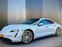 Porsche Taycan 79 kWh Sport-Chrono 327 pk / Marge-Auto/ Krijt-Grijs/ Pano-Dak/ Lucht-Vering/ Passenger-Display/ Sport-Stoelen/ Stoel.Verw/ Camera/ 20'' LMV