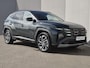 Hyundai Tucson 1.6 T-GDI PHEV Facelift Comfort Smart 4WD / Fabrieksgarantie tot 09-2029 / Dealer onderhouden / Elektrische achterklep / Trekgewicht 1.210 kg / Head Up Display / Stuur- & Stoel verwarming / Achteruitrijcamera / Apple Carplay Android Auto /