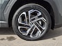 Hyundai Tucson 1.6 T-GDI PHEV Facelift Comfort Smart 4WD / Fabrieksgarantie tot 09-2029 / Dealer onderhouden / Elektrische achterklep / Trekgewicht 1.210 kg / Head Up Display / Stuur- & Stoel verwarming / Achteruitrijcamera / Apple Carplay Android Auto /