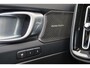 Volvo XC40 B3 Plus Dark - IntelliSafe Assist & Surround - 360º Camera - Harman Kardon audio - Verwarmde voorstoelen & stuur - Parkeersensoren voor & achter - Elektr. bedienb. voorstoelen met geheugen links - Draadloze tel. lader - Standkachel - Extra getint glas - 18' LMV