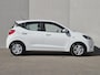 Hyundai i10 1.0 / All season banden / Stuur- & Stoel verwarming / Navigatie via Apple Carplay of Android Auto / Climate control / Achteruitrijcamera / Cruise control / Elektrische ramen voor /