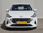Hyundai i10 1.0 / All season banden / Stuur- & Stoel verwarming / Navigatie via Apple Carplay of Android Auto / Climate control / Achteruitrijcamera / Cruise control / Elektrische ramen voor /