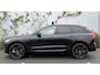 Volvo XC60 2.0 T6 Plug-in hybrid AWD Plus Black Edition | Adaptieve Cruise Control | Panoramadak | Harman Kardon Audio | Stoel-/Stuur-/Voorruitverwarming | Dodehoek Detectie | 360° Parkeercamera |