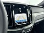 Volvo XC60 T6 Recharge Plus Dark | 19" Allseason | Sportstoelen | Trekhaak | Full LED | Elektrisch verstelbare stoelen | Panoramadak | Adaptieve cruise | BLIS | Stoel/stuur/achterbankverwarming | Parkeercamera