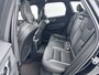 Volvo XC60 T6 Recharge Plus Dark | 19" Allseason | Sportstoelen | Trekhaak | Full LED | Elektrisch verstelbare stoelen | Panoramadak | Adaptieve cruise | BLIS | Stoel/stuur/achterbankverwarming | Parkeercamera