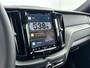 Volvo XC60 T6 Recharge Plus Dark | 19" Allseason | Sportstoelen | Trekhaak | Full LED | Elektrisch verstelbare stoelen | Panoramadak | Adaptieve cruise | BLIS | Stoel/stuur/achterbankverwarming | Parkeercamera