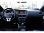 Volvo V40 T3 Automaat Polar+ Sport | Trekhaak | Panoramadak | Parkeercamera | Verwarmbare Voorstoelen | Navigatie | Cruise Control | Bluetooth Telefonie & Multimedia | 17'' Lichtmetalen Velgen