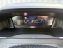 Peugeot e-2008 EV Allure 50 kWh (Keyless Entry - LED - Parkeersensoren V+A - Navigatie - Automatische Airco - 3D Cockpit - Apple Carplay)