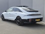 Hyundai Ioniq 6 First Edition AWD 77.4 kWh / SOH 100% / Fabrieksgarantie tot 02-2028 / Dealer onderhouden / CCS snelladen / WLTP bereik 519 km bereik stad 658 / Head Up Display / Trekgewicht 1.500 kg / Glazen schuif- en kanteldak / Stuur- Stoel & Achterbank verwarming / Bose Audio Systeem / Rondomzicht camera / Elektrische achterklep / Warmtepomp /