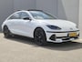 Hyundai Ioniq 6 First Edition AWD 77.4 kWh / SOH 100% / Fabrieksgarantie tot 02-2028 / Dealer onderhouden / CCS snelladen / WLTP bereik 519 km bereik stad 658 / Head Up Display / Trekgewicht 1.500 kg / Glazen schuif- en kanteldak / Stuur- Stoel & Achterbank verwarming / Bose Audio Systeem / Rondomzicht camera / Elektrische achterklep / Warmtepomp /