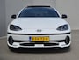 Hyundai Ioniq 6 First Edition AWD 77.4 kWh / SOH 100% / Fabrieksgarantie tot 02-2028 / Dealer onderhouden / CCS snelladen / WLTP bereik 519 km bereik stad 658 / Head Up Display / Trekgewicht 1.500 kg / Glazen schuif- en kanteldak / Stuur- Stoel & Achterbank verwarming / Bose Audio Systeem / Rondomzicht camera / Elektrische achterklep / Warmtepomp /