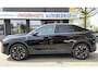 Peugeot 3008 Hybride 145 *** GT *** * TOPMODEL * KHG-86-X. * Navigatie * Trekhaak * Stoel & Stuur Verwarming ** Elektrisch Bedienbare Achterklep * Achteruitrij Camera * Zwart * L.M. Velgen 19' * Adaptive Cruise Control * Keyless Entry & Start * Vingerhoets; Vierde Generatie Eersteklas Service. Al meer dan 100 jaar een begrip in de Brabantse Kempen.