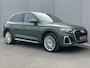Audi Q5 55 TFSI e S edition / 367 PK! / Elektrische Trekhaak (2.000KG) / Quattro Aandrijving / Virtual Cockpit / Navigatie / S-line Exterieur / Stoelverwarming / Parkeersensoren Voor&Achter / All Season Banden / 20" Lichtmetalen Velgen / Elektrische Kofferbak /