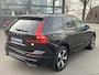 Volvo XC60 2.0 T6 Plug-in hybrid AWD Plus Dark 360 CAMERA| HARMAN KARDON| ACHTERBANK VERWARMD| PANO| VOORSTOELEN + STUUR VERWARMD| ELEKTRISCHE STOELEN MET MEMORY| ELEKTRISCHE ACHTERKLEP| DEALER OH. NET ONDERHOUD GEHAD|