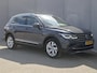 Volkswagen Tiguan 1.4 TSI eHybrid Elegance / Trekgewicht 1.800 kg / Stuur- & Stoel verwarming / Achteruitrijcamera / Adaptief cruise control / Elektrische achterklep / Apple Carplay Android Auto / Climate control / Draadloze telefoon lader /