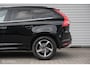 Volvo XC60 2.0 T5 AWD R-Design | LED | Stoelverw voor en achter | ACC | HUD | Camera | Harman Kardon | Voorklimatisering | Sport-chassis