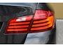 BMW 5-Serie 528xi Luxury Edition * Softclose * Trekhaak * Rondom Camera * Comfortstoelen *