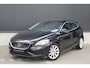 Volvo V40 1.6 T4 Momentum | Sensus Navi. | Digi. Cockpit | 17" LM | PDC Achter | Ambienteverl. | LED |