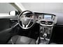 Volvo V40 1.6 T4 Momentum | Sensus Navi. | Digi. Cockpit | 17" LM Gloss Black | PDC Achter | Ambienteverl. | LED |