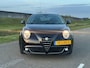 Alfa Romeo MiTo 1.4T Sport (CRUISE CONTROL, PARKEERSENSOREN, AIRCO, ELEKT RAMEN, MULTIMEDIA, ZWARTE VELGEN, NL-AUTO)