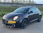 Alfa Romeo MiTo 1.4T Sport (CRUISE CONTROL, PARKEERSENSOREN, AIRCO, ELEKT RAMEN, MULTIMEDIA, ZWARTE VELGEN, NL-AUTO)