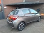 Toyota Yaris 1.5 Hybrid Design Red Navigatie / Achteruitrijcamera / Cruise Controle / Bluetooth /