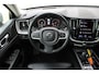 Volvo XC60 2.0 B5 Momentum Exclusive | Trekhaak | Stoelverwarming | Adaptive Cruise Control | 360 Camera | Navigatie |