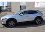 Mazda CX-30 2.0 SkyActiv-X Luxury Navigatie/Achteruitrijcamera/Bose/Trekhaak/Keyless Entry/Head-Up-Display/Leder&Stoelverwarning/Sensoren V&A/Climate&Cruisecontrol/Bleutooth met Spraakbediening/18 Inch Lmv