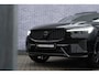 Volvo XC60 2.0 T6 Plug-in hybrid AWD Plus Black Edition | Adaptieve Cruise Control | Panoramadak | Harman Kardon Audio | Stoel-/Stuur-/Voorruitverwarming | Dodehoek Detectie | 360° Parkeercamera | Trekhaak |