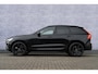 Volvo XC60 2.0 T6 Plug-in hybrid AWD Plus Black Edition | Adaptieve Cruise Control | Panoramadak | Harman Kardon Audio | Stoel-/Stuur-/Voorruitverwarming | Dodehoek Detectie | 360° Parkeercamera | Trekhaak |