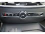 Volvo V60 B3 R-Design - IntelliSafe Assist & Surround - Full-LED Active High Beam koplampen - Harmon Kardon Audio - Parkeercamera achter - Verwarmde voorstoelen, stuur & achterbank - Parkeersensoren voor & achter - Elektr. bedienb. voorstoelen met geheugen - Elektr. inklapbare trekhaak - 18' LMV all Season banden