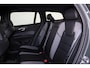 Volvo V60 T6 Plug-in hybrid AWD Plus Dark - IntelliSafe Assist & Surround - Harman/Kardon audio - Parkeercamera achter - Verwarmde voorstoelen, stuur & achterbank - Parkeersensoren voor & achter - Elektr. bedienb. voorstoelen met geheugen - 18' LMV